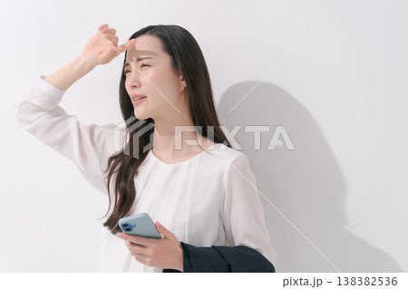 暑い夏にスーツで働く女性イメージ 138382536