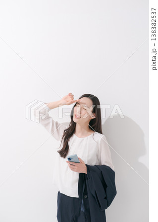暑い夏にスーツで働く女性イメージ 138382537