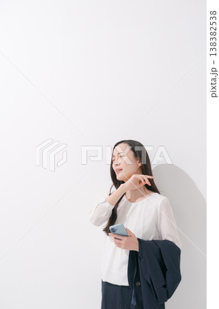 暑い夏にスーツで働く女性イメージ 138382538