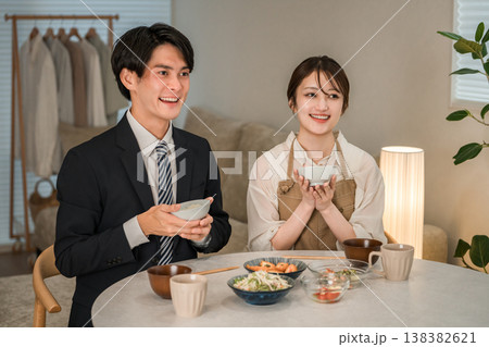 ダイニングテーブルで夕食を食べる夫婦,カップル ダイニングテーブルで夕食を食べる夫婦,カップル 138382621