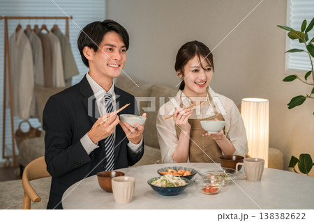 ダイニングテーブルで夕食を食べる夫婦,カップル ダイニングテーブルで夕食を食べる夫婦,カップル 138382622