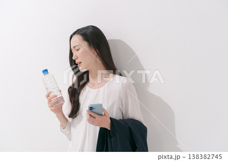 暑い夏にスーツで働く女性イメージ 138382745