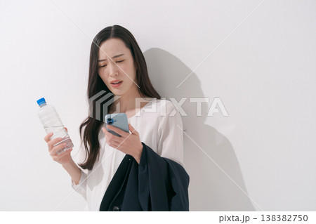 暑い夏にスーツで働く女性イメージ 138382750