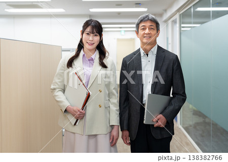 廊下の社員 廊下の社員 138382766