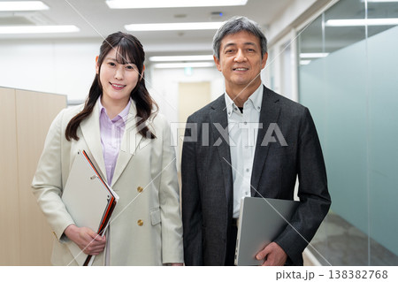 廊下の社員 138382768