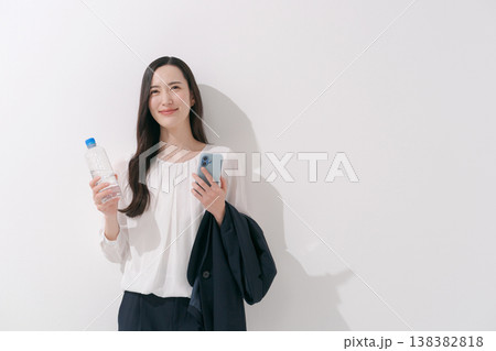 水を飲むビジネスウーマン 138382818