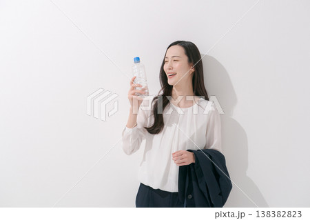 水を飲むビジネスウーマン 138382823