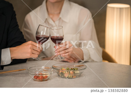 ワインで乾杯する夫婦の手元 ワインで乾杯する夫婦の手元 138382880