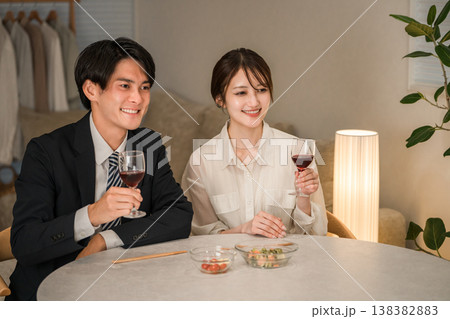 夜のダイニングテーブルでワインを楽しむ夫婦,カップル 夜のダイニングテーブルでワインを楽しむ夫婦,カップル 138382883