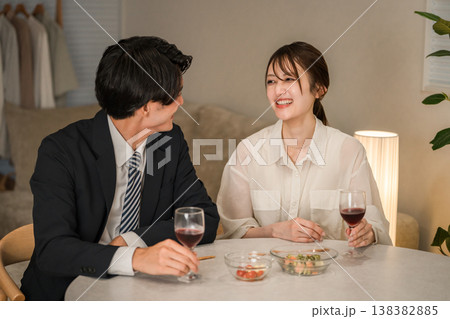 夜のダイニングテーブルでワインを楽しむ夫婦,カップル 夜のダイニングテーブルでワインを楽しむ夫婦,カップル 138382885