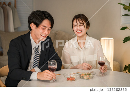 夜のダイニングテーブルでワインを楽しむ夫婦,カップル 夜のダイニングテーブルでワインを楽しむ夫婦,カップル 138382886