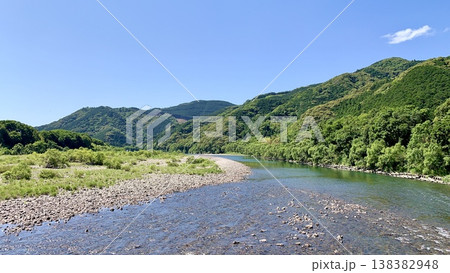 五月晴れの青空と新緑に彩られた四万十川〈佐田沈下橋より/高知県四万十市〉 五月晴れの青空と新緑に彩られた四万十川〈佐田沈下橋より/高知県四万十市〉 138382948