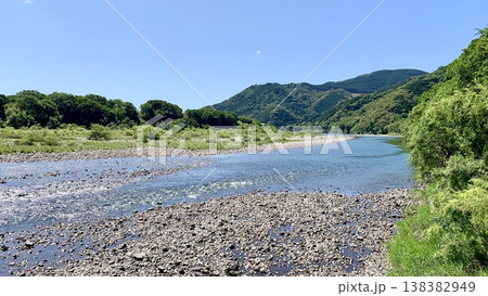 五月晴れの青空と新緑に彩られた四万十川〈佐田沈下橋より/高知県四万十市〉 五月晴れの青空と新緑に彩られた四万十川〈佐田沈下橋より/高知県四万十市〉 138382949
