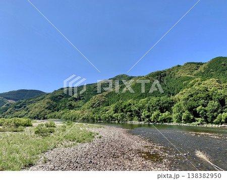 五月晴れの青空と新緑に彩られた四万十川〈佐田沈下橋より/高知県四万十市〉 五月晴れの青空と新緑に彩られた四万十川〈佐田沈下橋より/高知県四万十市〉 138382950