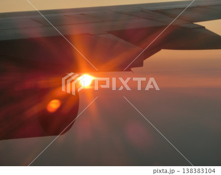 飛行機から見た太陽 飛行機から見た太陽 138383104