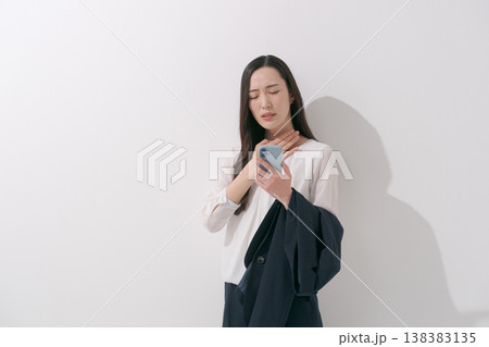 暑い夏にスーツで働く女性イメージ 138383135
