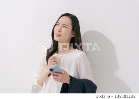 暑い夏にスーツで働く女性イメージ 暑い夏にスーツで働く女性イメージ 138383138