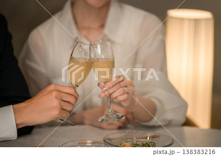 シャンパンスパークリングワインで乾杯する男女,夫婦,カップル シャンパンスパークリングワインで乾杯する男女,夫婦,カップル 138383216