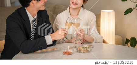 シャンパンスパークリングワインで乾杯する男女,夫婦,カップル 138383219