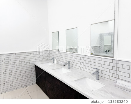 白を基調とした複数の洗面台のある共有トイレ空間 138383240