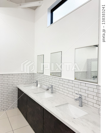 白を基調とした複数の洗面台のある共有トイレ空間 138383241
