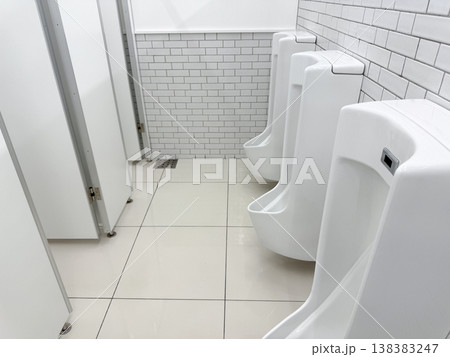 清潔な白い男性用トイレの小便器が並ぶ室内空間 清潔な白い男性用トイレの小便器が並ぶ室内空間 138383247