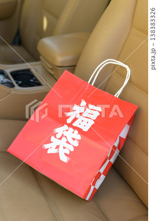高級車のシートに置かれた福袋 高級車のシートに置かれた福袋 138383326