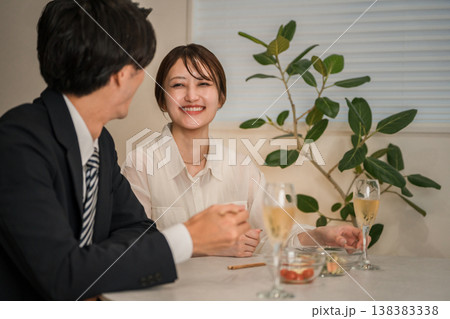 自宅のダイニングテーブルでシャンパン,スパークリングワインを飲む笑顔の夫婦,カップル 自宅のダイニングテーブルでシャンパン,スパークリングワインを飲む笑顔の夫婦,カップル 138383338