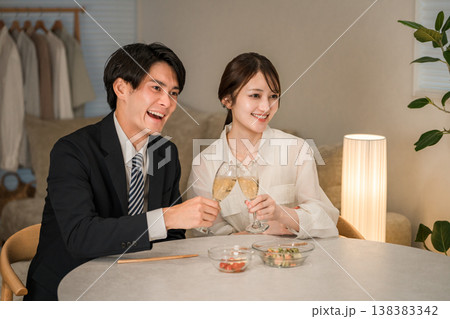 シャンパンスパークリングワインで乾杯する男女,夫婦,カップル シャンパンスパークリングワインで乾杯する男女,夫婦,カップル 138383342