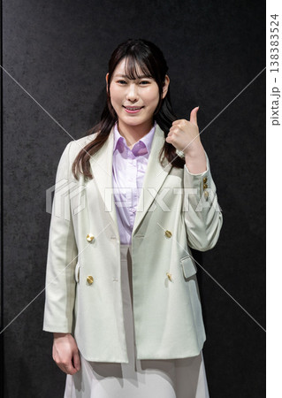 OKポーズのスーツ姿のビジネス女性 138383524