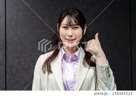 OKポーズのスーツ姿のビジネス女性 138383525