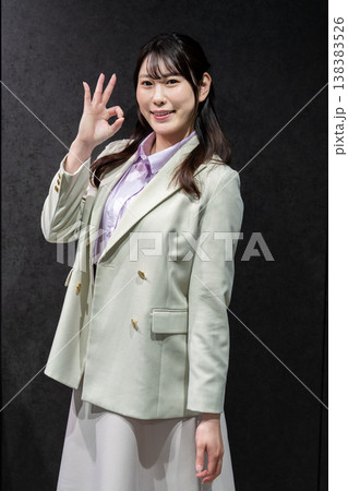 OKポーズのスーツ姿のビジネス女性 138383526