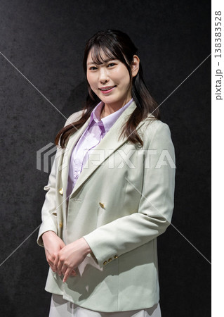 笑顔で正面を見つめるスーツ姿のビジネス女性 138383528