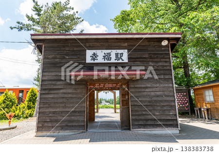 北海道帯広市　人気の観光地　晴天の旧国鉄広尾線　幸福駅 138383738
