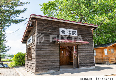 北海道帯広市　人気の観光地　晴天の旧国鉄広尾線　幸福駅 138383744