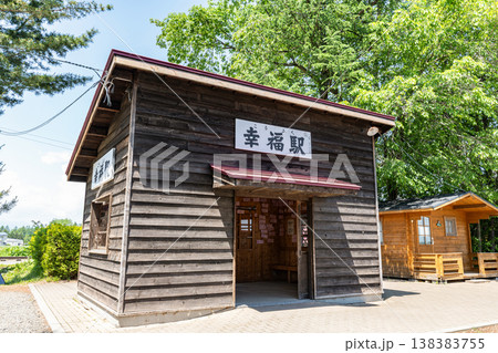 北海道帯広市 人気の観光地 晴天の旧国鉄広尾線 幸福駅 北海道帯広市 人気の観光地 晴天の旧国鉄広尾線 幸福駅 138383755
