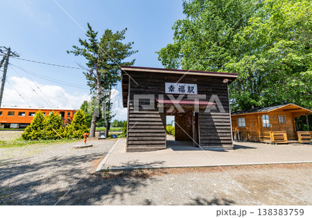 北海道帯広市　人気の観光地　晴天の旧国鉄広尾線　幸福駅 138383759