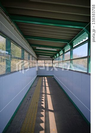 無人駅の跨線橋内部、点字ブロックと射し込む光の影、福島県いわき市、JR常磐線末続駅 138383788