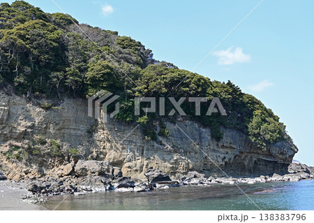 波立海岸の切り立った海食崖と岩場、春の海岸風景、福島県いわき市 138383796
