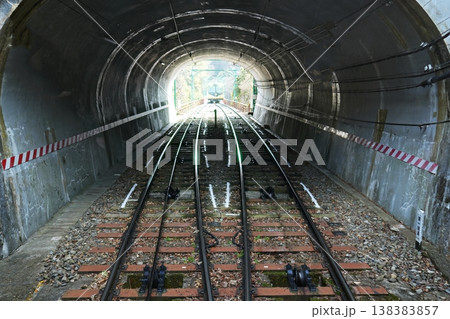 京都　八幡市　トンネルとケーブルカー（石清水八幡宮参道ケーブル）（初春） 138383857