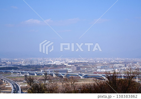 京都 八幡市 淀川三川合流域と京都市街地(伏見等)(男山展望台から比叡山方向)(初春) 京都 八幡市 淀川三川合流域と京都市街地(伏見等)(男山展望台から比叡山方向)(初春) 138383862