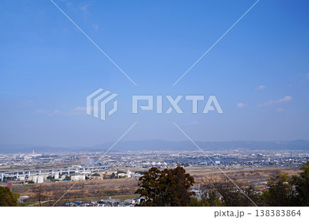 京都　八幡市　木津川・宇治川と伏見・久御山・宇治市街地（男山展望台から音羽山方向）（初春） 138383864