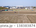 京都　久御山町　田畑を開墾するトラクター（木津川右岸の堤防から）（初春） 138383874