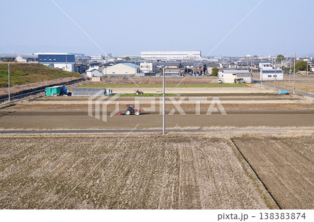 京都 久御山町 田畑を開墾するトラクター(木津川右岸の堤防から)(初春) 京都 久御山町 田畑を開墾するトラクター(木津川右岸の堤防から)(初春) 138383874