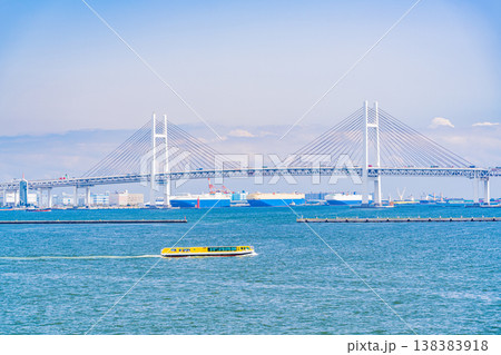 （神奈川県）横浜みなとみらい・ベイブリッジ　行き交う船 138383918