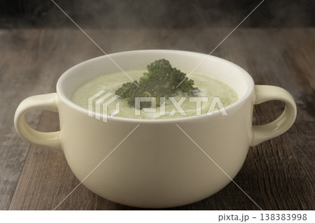 湯気の立ったブロッコリーのポタージュ,　 138383998