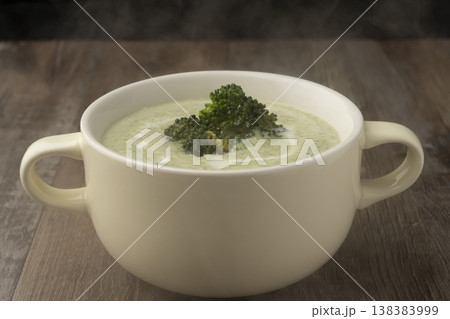 湯気の立ったブロッコリーのポタージュ, 湯気の立ったブロッコリーのポタージュ, 138383999