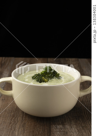 湯気の立ったブロッコリーのポタージュ,　 138384001