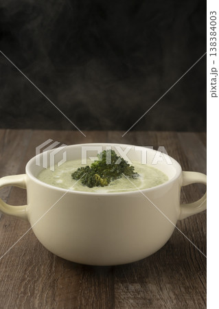 湯気の立ったブロッコリーのポタージュ,　 138384003