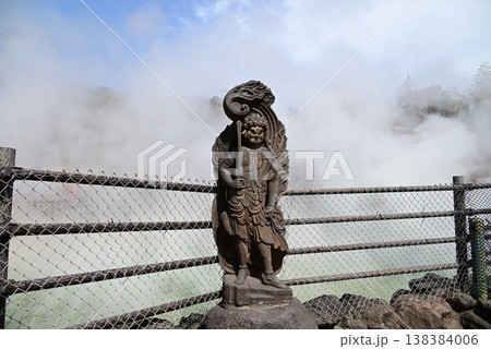 大分　別府　地獄めぐり　鬼山地獄にある不動明王立像 138384006